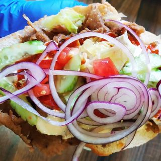 Kebab w bułce z wołowiną baraniną mega