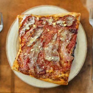 Pizza tonda amatriciana