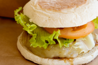 Hamburguer Marinhoa em bolo do caco