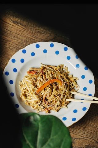 Пшенична локшина удон з куркою та овочами