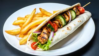 Zestaw z sosem, frytkami i sałatką