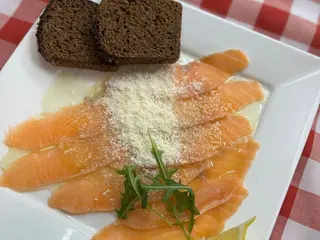 Карпаччо з лосося з грінками (110g)