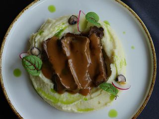 Телячі щічки з картопляним пюре/Veal cheeks with mashed potatoes (400g)