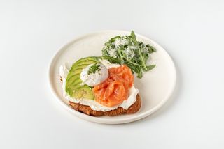 Тост-круассан с лососем