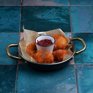 კრევეტები კენკრის სოუსით