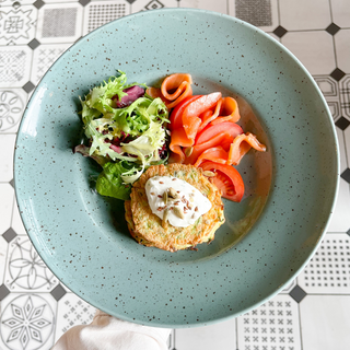 Оладки з цукіні з лососем та сметанним соусом (270 г)