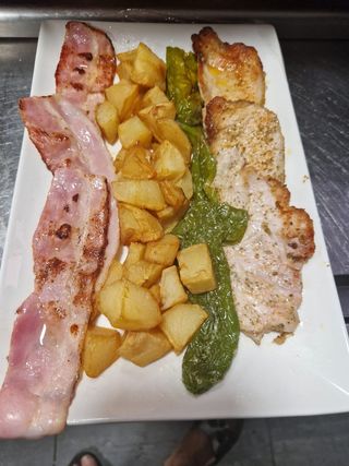 Plato Combinado De Lomo Beicon Bravas