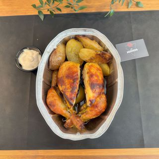 Pollo Entero Con Patatas Y Salsa Alioli