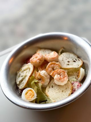 Салат Цезар з хвостами тигрових креветок