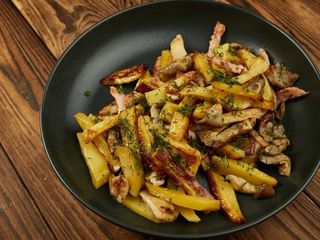 Картопля смажена з грибами та беконом