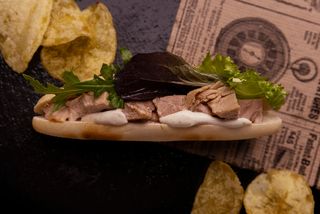 13 Montadito De Atún Con Lechuga Y Salsa César