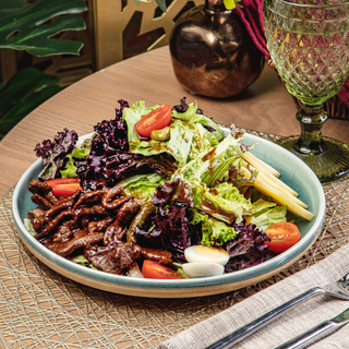 Теплый салат с кониной