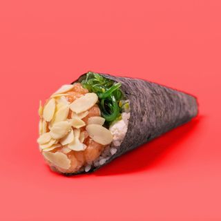 Temaki salmone e alga wakame