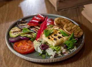 Salată cu halloumi și legume la grătar