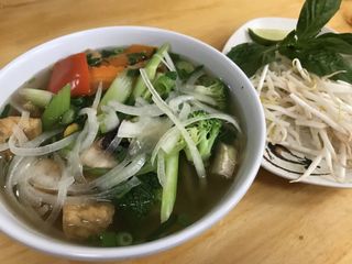 Pho z warzywami (pho rau )
