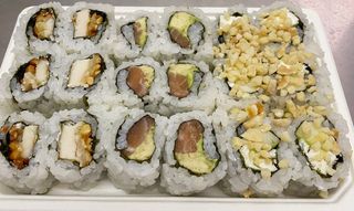 A24 - California de Frango Panado com Amendoas e Queijo Creme, California de Salmao com Abacate, California de Queijo com Pepino e Amendoas (18 un.)