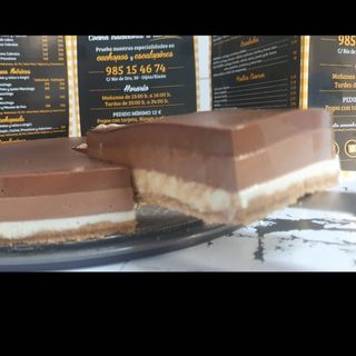 Tarta tres chocolates (porción)