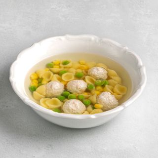 Бульон из цыпленка, фрикадельки, ракушки