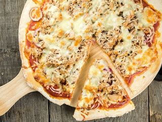 Tuna pizza
