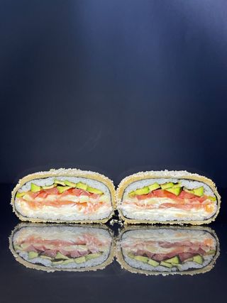 Бургер з лососем та сиром камамбер