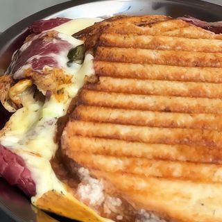 Sándwich de beicon, queso y trufa