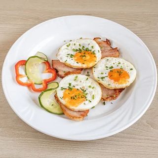 Jajka sadzone na bekonie z 3 jaj