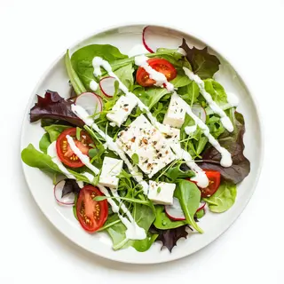 Ensalada Mixta Con Queso Feta Y Salsa Yogur