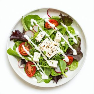 Ensalada Mixta Con Queso Feta Y Salsa Yogur