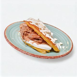 Cachapa con cerdo al horno (pernil) y queso de mano