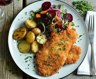 Snitel de soia cu cartofi la cuptor si salata de sfecla rosie