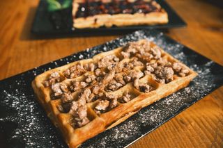 Waffles Cu Miere De Albine Și Nuci Caramelizate