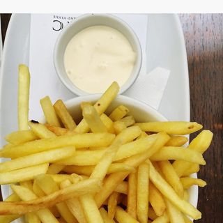 Patatas Fritas (Salsa Ali Oli)