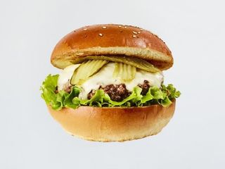 Cheeseburger servito con patate fritte