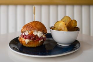 Crudo burger con chips di patate comprese
