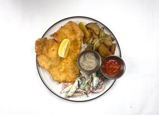 Шницель куриный с картофелем фри 