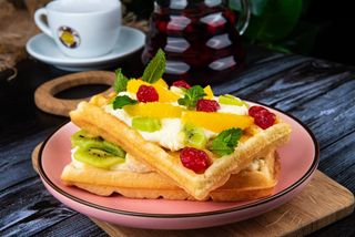 Вафли с соусом пломбир и фруктами