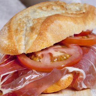 Bocadillo de jamon serano con tomate