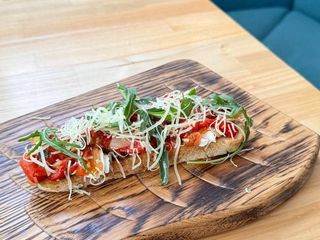 Брускетта з запеченим перцем