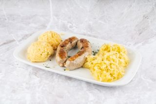 Krvavice s dinstanim zeljem i restanim krumpirom