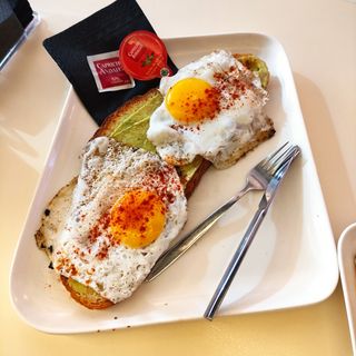 TOSTADA DE AGUACATE Y HUEVO FRITO