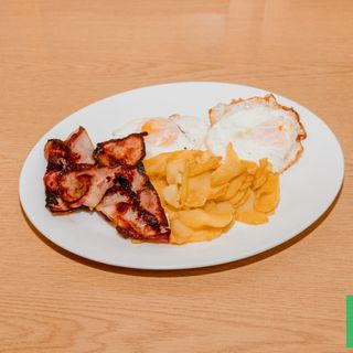 Huevos Fritos (2 Uds.) Con Bacon Y Patatas Fritas