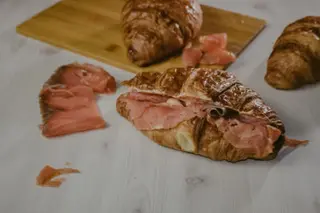 Croissant de cóctel de salmón