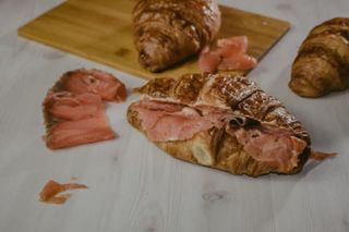 Croissant de cóctel de salmón