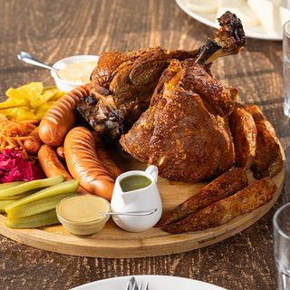 "კოლენო" ღუმელში გამომცხვარი ღორის კანჭი მჟავეულით და კარტოფილით