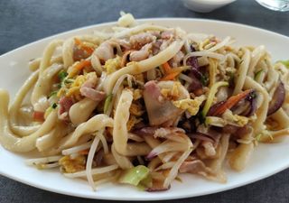 Noodles saltati con carne mista