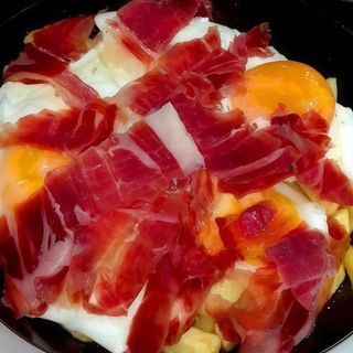 Huevos rotos con jamón serrano