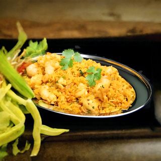 126 Пържен ориз с пилешко и къри (600г)