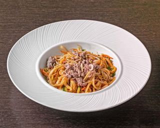 Noodles saltati con manzo e zenzero