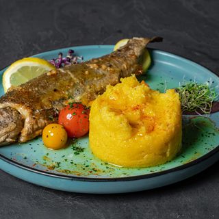 Pastrav la gratar cu mamaliguta & mujdei de usturoi