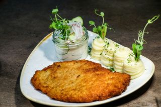 Kotlet schabowy smażony na smalcu z sałatą rzymską i ogórkiem